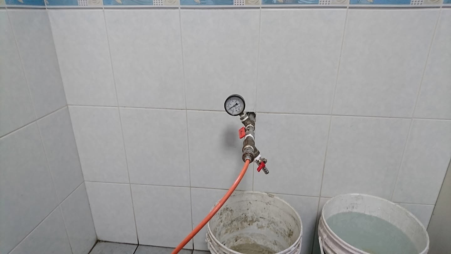 台南住宅樓梯口管內灌注抓漏現場紀錄